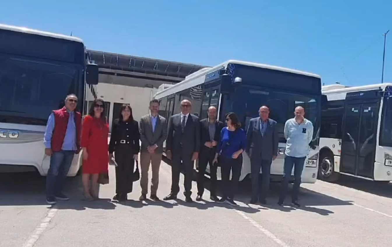 بالفيديو: رئيس بلدية زحلة يشارك بالمناورة الأولى لباصات الهبة الاوروبية الأربعة