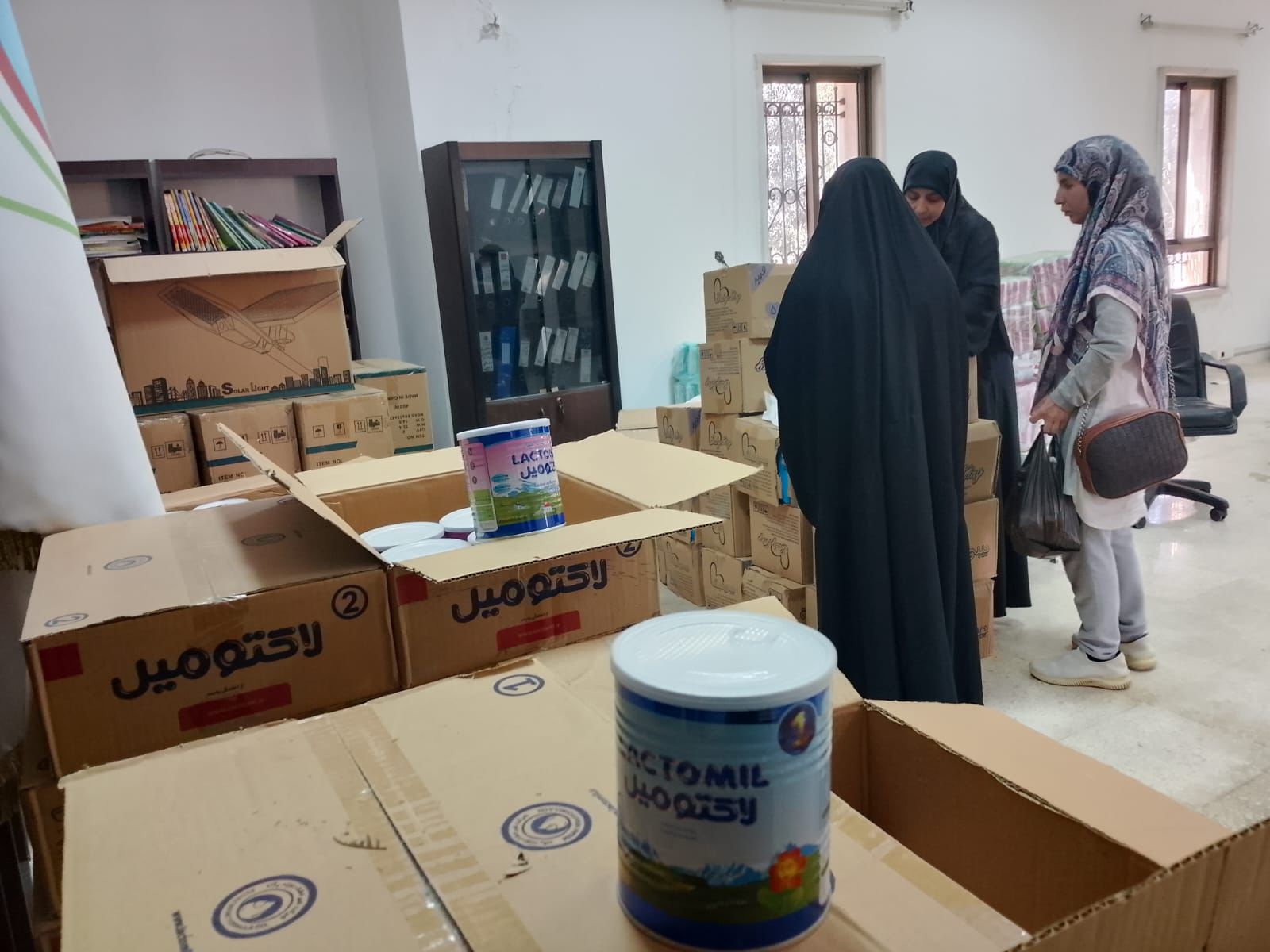 توزيع حليب وحفاضات في بلدة الطيبة بدعم من جمعية 