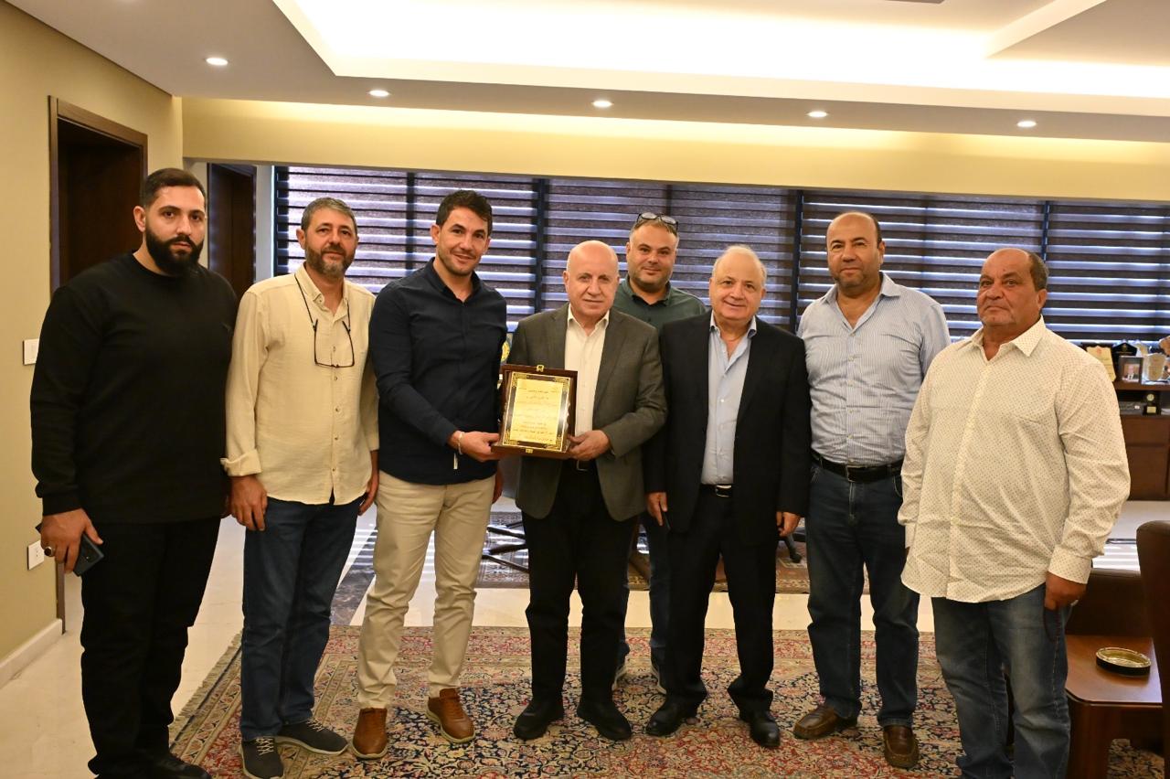 وفد من بلدية برعشيت زار رئيس مجلس الجنوب وقَدّمَ درعًا تقديرًا دعمًا للتنمية في البلد