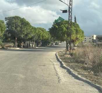 بلدية زبقين تواصل تنظيف الطريق العام ومجاري المياه استعدادًا للشتاء