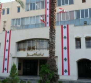 احتجاجًا على تأخر الرواتب: عناصر شرطة بلدية صيدا يقفلون مداخل البلدية