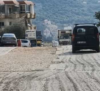 بلدية عاليه تواصل تنفيذ أعمال تسوية الطريق في منطقة عين حالا