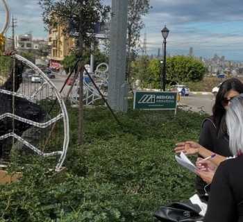 بلدية المنصورية – المكلس – الديشونية تباشر تركيب زينة عيد الميلاد في الشوارع