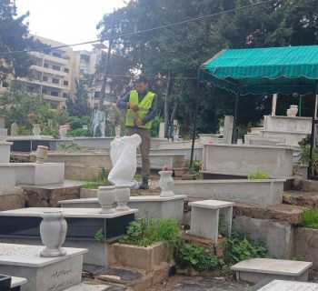 بلدية برج البراجنة تنفّذ أعمال تنظيف في جبانتي الرادوف والرمل