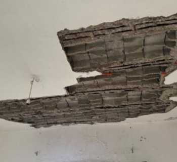 بلدية برقايل تتابع سقوط أجزاء من سقف منزل متصدّع وتدعو إلى إخلائه