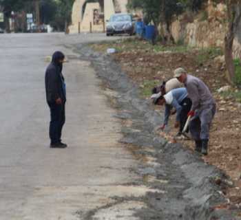 بلدية زبقين تُنهي أعمال صيانة الحفر وقناة المياه في المدخل الشرقي