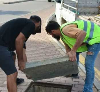 بلدية صيدا تستبدل أغطية مجاري مسروقة لحماية السلامة العامة