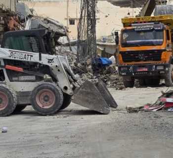 بلدية طيردبا تزيل ردميات العدوان عن جوانب الطرقات لتوسيعها وتحسين حركة السير