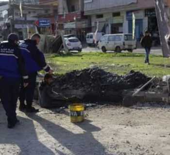 بلديّة الكفور - تول تنظّف عبارة لتصريف مياه الأمطار تفاديًا لتشكّل السيول الجارفة