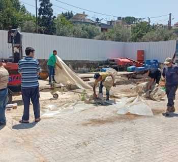 بلدية كفررمان تؤمن أغطية بلاستيكية مؤقتة للزجاج دعمًا لعودة الأهالي