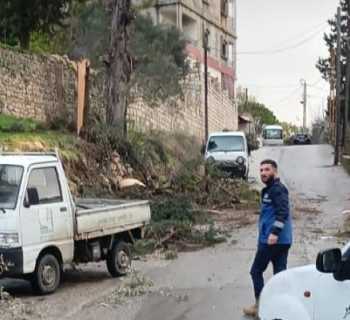 بلديّة الكفور – تول تُعيد فتح طريق الكفور–حبوش بعد سقوط شجرة بفعل العاصفة
