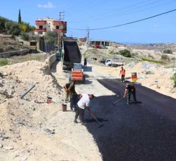 بلدية الشهابية تنجز تعبيد مواقع تضررت جراء العدوان على طريقَي أرض الغرب وكرم الجلّ