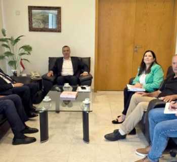 وزير الزراعة ورئيس بلدية قرطبا يبحثان حماية الغابات وتعزيز التنمية الزراعية