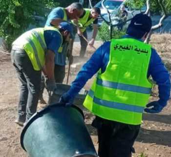 بلدية الغبيري تواصل أعمالها الدورية في صيانة المساحات الخضراء