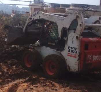 بلدية الريحان تواصل تشحيل الأشجار وتزيين وترتيب مداخل البلدة