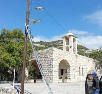 بلدية بلاط - قرطبون - مستيتا تواصل أعمال تركيب إنارة على الطاقة الشمسية ضمن نطاقها البلدي