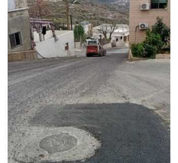بلدية طيردبا تنهي أعمال تخشين سطح الزفت في حي المرج – نزلة البازورية