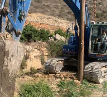 بلدية تفاحتا تُنفّذ أعمال تنظيف مجاري المياه والصرف الصحي استعدادًا لموسم الشتاء