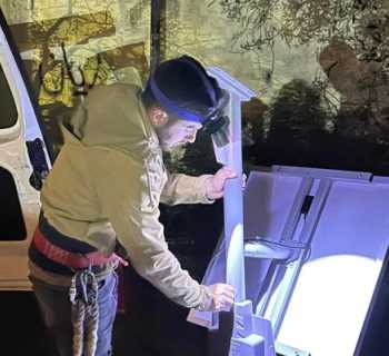 بلدية الزرارية تباشر إنارة الطرق الداخلية بالطاقة الشمسية بدعم من جمعية 