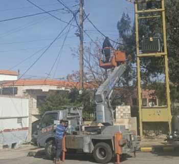 جهود بلدية قانا تعيد التيار الكهربائي بعد أضرار لحقت بخطوط التوتر نتيجة العاصفة