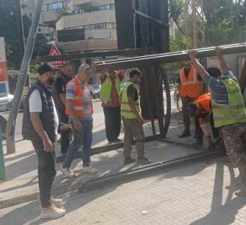بلدية بيروت تواصل إزالة التعديات على الأرصفة والطرقات في رأس النبع والبربير