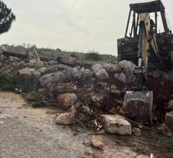 بلدية مركبا تستكمل أعمال تركيب أعمدة وإنارة جديدة على طريق المرج – طلوسة