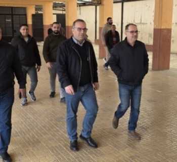 رئيس بلدية حلبا يتفقد مراكز إيواء النازحين في البلدة