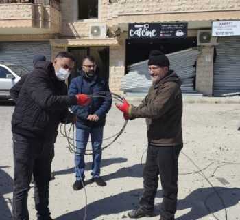 بلدية مشغرة تواكب إزالة أضرار القصف: إصلاح شبكة الكهرباء وتنظيف طريق مدرسة القلبين الأقدسين