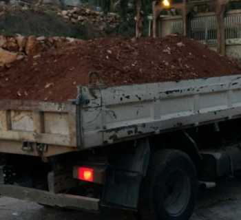 بلدية كفرا تشكر الداعمين لمبادرة تأمين التراب الأحمر للأحواض الزراعية