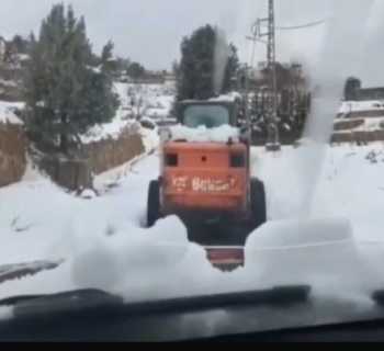 بلدية أفقا تواصل أعمال جرف الثلوج وفتح الطرقات في البلدة