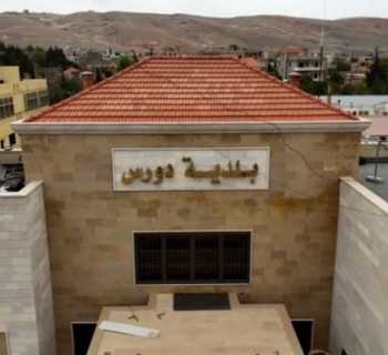 بلدية دورس تلزم رخص الإعمار بزراعة شجرة أمام كل منزل لتعزيز المساحات الخضراء وحماية البيئة