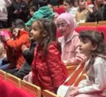 بلديّة دده تنظّم رحلة لأطفالها إلى مسرحية في برسا بمناسبة عيد الطفل