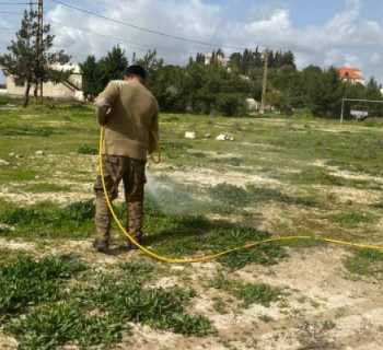 بلدية ديركيفا تُنفّذ أعمال رشّ وتنظيف لجوانب الطرقات