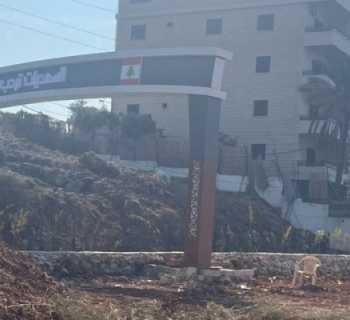 بلدية السعديات تستكمل أعمال الزراعة التجميلية عند مدخل البلدة