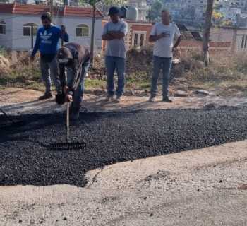 بلدية طيردبا تُنهي أعمال تعبيد الحُفر والتشققات استعدادًا لفصل الشتاء