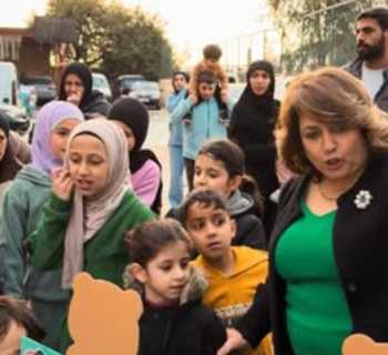 بلديّة بشتفين توزّع هدايا على الأطفال النازحين وتخفّف من أعباء العيد