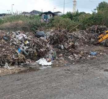 بلدية صيدا تواصل تعزيل أقنية تصريف مياه الشتاء وترفع ردميات وأتربة عن الأرصفة