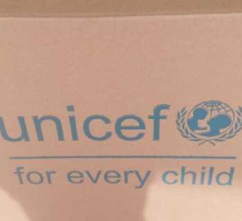 بلدية كفرفيلا توزّع حصص مواد تنظيف دعماً لصمود الأهالي