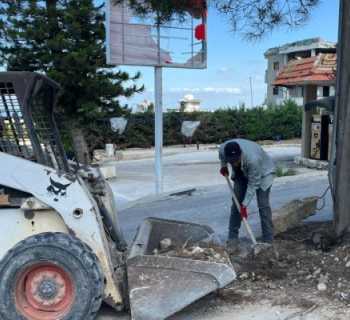 بلدية زبقين تواصل لليوم الثالث تنظيف الطريق العام ورفع النفايات والردميات