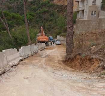 بالتعاون مع بلدية صليما.. أعمال صيانة الحائط المنهار على الطريق القديمة