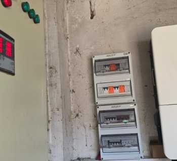 تعزيز الاستدامة في قبريخا: مشروع طاقة شمسية لمعمل فرز النفايات