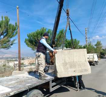 بلدية سحمر تنظم حركة مرور الآليات الكبيرة عند مدخل الطريق الجديد المؤدي إلى يحمر