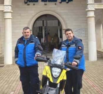 بلدية تبنين تستلم دراجة نارية و350 لمبة شمسية لتعزيز الأمن والإنارة