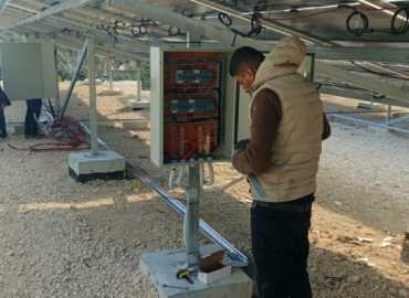 البدء بأعمال التمديدات الكهربائية لحقل الطاقة الشمسية في بئر عبا رقم 3