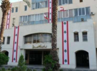 احتجاجًا على تأخر الرواتب: عناصر شرطة بلدية صيدا يقفلون مداخل البلدية