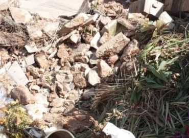 بلدية برج البراجنة تزيل النفايات والردميات في جبانة الرادوف
