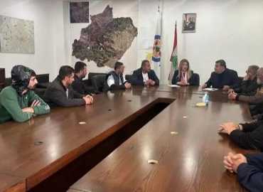 بحث أزمة مياومي بلدية الميناء مع محافظ الشمال ومطالب بإعادتهم إلى العمل