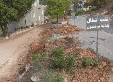 بلدية برحليون تباشر بإعادة بناء حائط دعم كان قد شكل خطراً على سلامة المارة