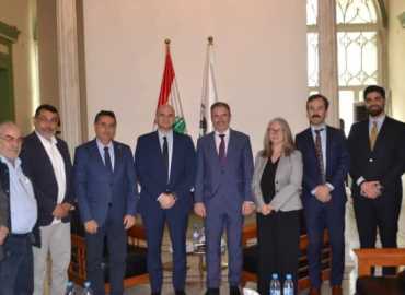 بلدية طرابلس تبحث مع السفير الكندي التعاون في مشاريع تنموية