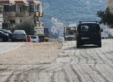 بلدية عاليه تواصل تنفيذ أعمال تسوية الطريق في منطقة عين حالا